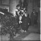 Carabinieri ripresi accanto ad una corona all'inte ...