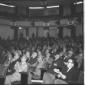 Platea di un cinema gremita di persone per assiste ...
