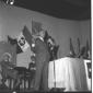 L'onorevole Cremisini in piedi davanti ad un micro ...