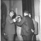 Lombardi discorre con alcuni colleghi nell'ingress ...
