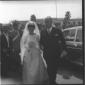 La sposa accompagnata dal padre all'esterno della  ...