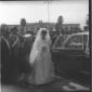 La sposa appena scesa dall'automobile davanti ad u ...