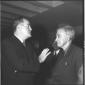 Il senatore americano Hubert Humphrey discorre con ...