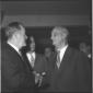 Il senatore americano Hubert Humphrey stringe la m ...