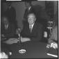 Il senatore americano Hubert Humphrey seduto alla  ...