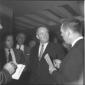 Il senatore americano Hubert Humphrey discorre con ...