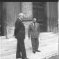 Saragat con un politico davanti a palazzo Montecit ...