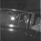 Moro seduto all'interno di una automobile mentre v ...