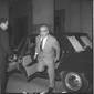 Pastore ripreso mentre scende da un'automobile - t ...