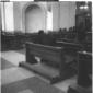 Persone all'interno della chiesa in cui si svolgon ...
