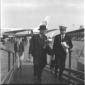 Walter Wanger si dirige verso l'interno dell'aereo ...