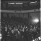 Persone presenti in sala del teatro Eliseo per asc ...
