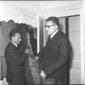 Lombardi ripreso mentre viene aiutato a sfilarsi i ...