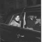 Jacqueline Kennedy ripresa con un uomo nei sedili  ...