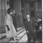 Jacqueline Kennedy all'uscita da un palazzo viene  ...