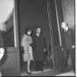 Jacqueline Kennedy all'uscita da un palazzo accomp ...
