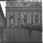 Jacqueline Kennedy in una automobile scortata da p ...