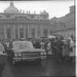 L'automobile di Jacqueline Kennedy all'uscita da p ...