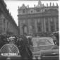 L'automobile di Jacqueline Kennedy scortata da pol ...