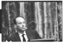 Un delegato al tavolo degli oratori durante i lavo ...