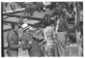 Vittorio De Sica, Gina Lollobrigida (di spalle) ed ...