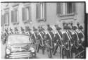 Un gruppo di carabinieri con pennacchio ripreso da ...