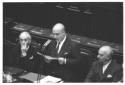 Fanfani durante il suo intervento alla Camera; acc ...