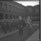 Gronchi, nel cortile del Quirinale, passa davanti  ...