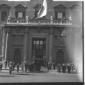 Segni all'esterno di palazzo Montecitorio dopo il  ...
