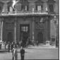 Segni all'esterno di palazzo Montecitorio dopo il  ...
