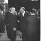 Gronchi, nei giardini del Quirinale, discorre con  ...