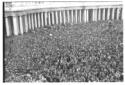 Piazza San Pietro gremita di fedeli accorsi per as ...