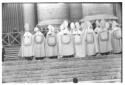 Gruppo di cardinali e altri prelati all'ingresso d ...