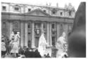 I fotografi riprendono l'incoronazione del papa Gi ...