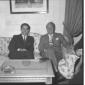Sir Edward Heath seduto in poltrona con Emilio Col ...