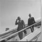 Sir Edward Heath scende da un aereo all'aeroporto  ...