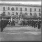 Militari e civili in schierati in parata per l'ann ...
