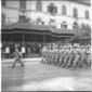 Carabineri in uniforme da combattimoneto sfilano s ...