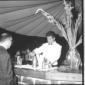 Il bar-man prepara un cocktail ad un signore in oc ...