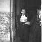 Andreotti stringe la mano ad una persona nel corti ...