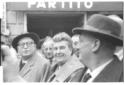 Nenni e la moglie ripresi (tra altri) all'esterno  ...
