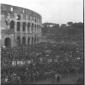 La folla circonda il Colosseo in occasione di un c ...