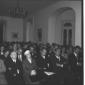 Pubblico di persone sedute in platea per l'inaugur ...