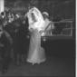 La sposa, Daniela Cesarini, scende dall'automobile ...