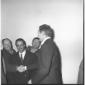 Dario Fo stringe la mano ad alcune persone present ...