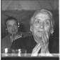 Dolores Ibarruri applaude gli interventi durante i ...