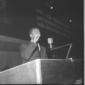 Pietro Ingrao ripreso sul palco  mentre tiene il s ...