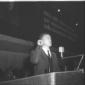 Pietro Ingrao ripreso sul palco  mentre tiene il s ...