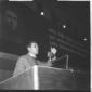 Enrico Berlinguer ripreso sul palco mentre tiene i ...