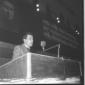 Enrico Berlinguer ripreso sul palco mentre tiene i ...